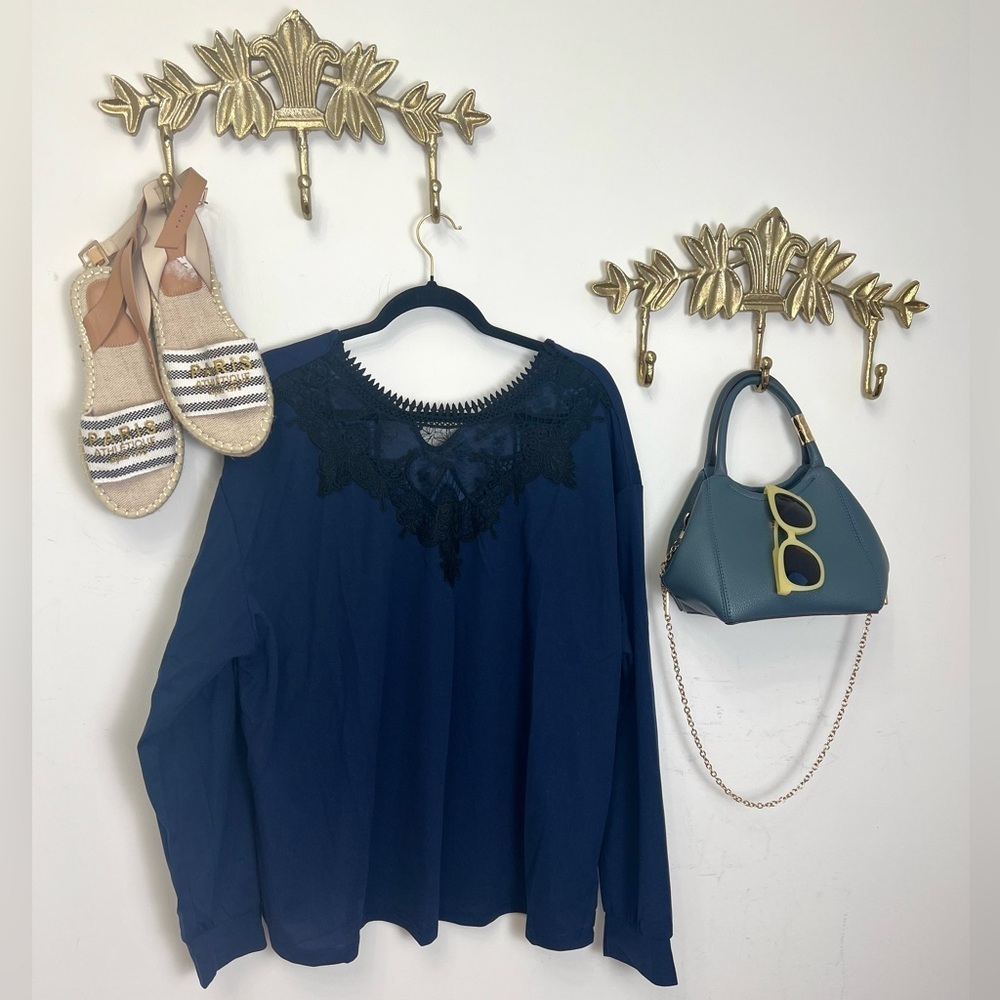 Navy blue tunic with lace front 2X ptp 27”